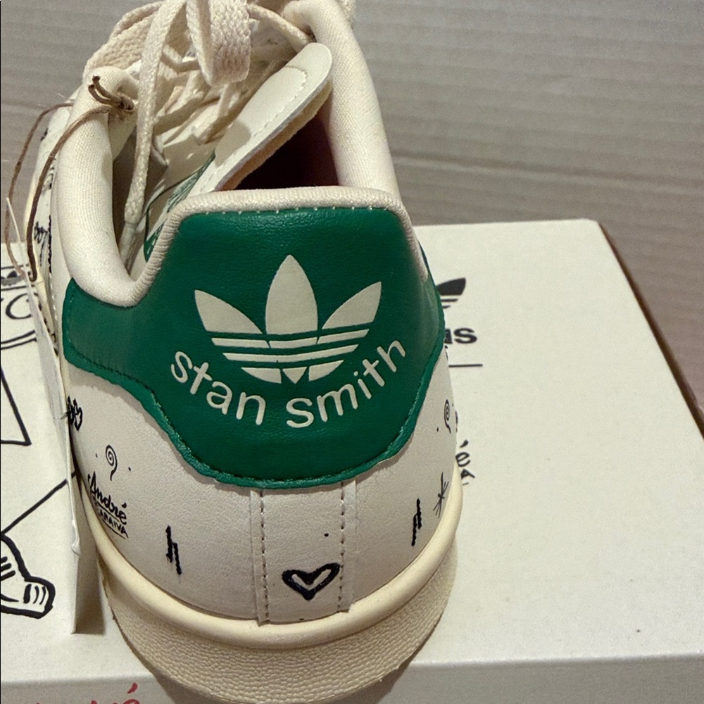 André Saraiva x adidas Stan Smith Big Kid 'The World Needs Love' - Picture 8 of 9